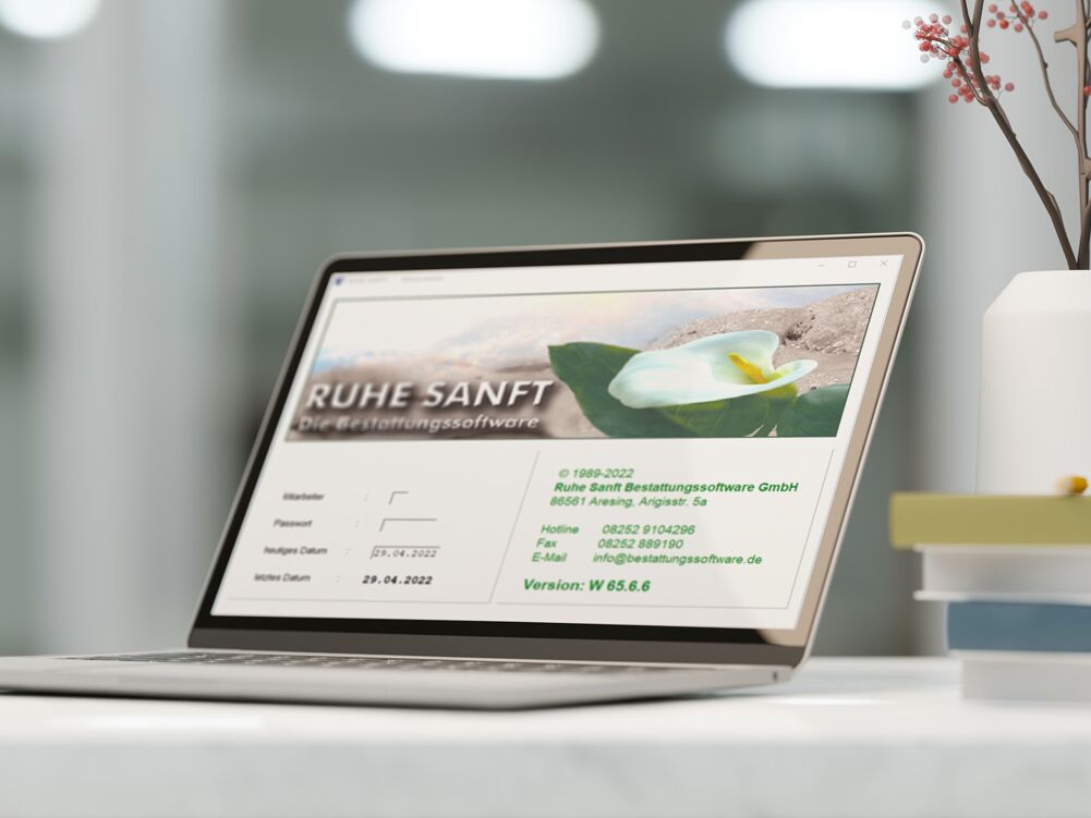 Laptop auf dem Tisch mit der Ruhe Sanft Bestattungssoftware
